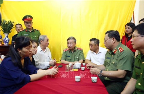 Bộ trưởng Bộ Công an Tô Lâm thăm hỏi, động viên gia đình 3 cán bộ, chiến sĩ hy sinh khi tham gia chữa cháy